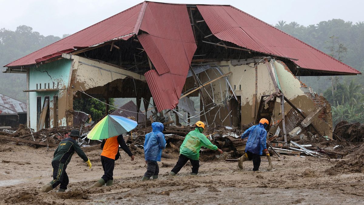 „Bude moje dítě ještě celé?“ Indonésané po povodních hledají své blízké